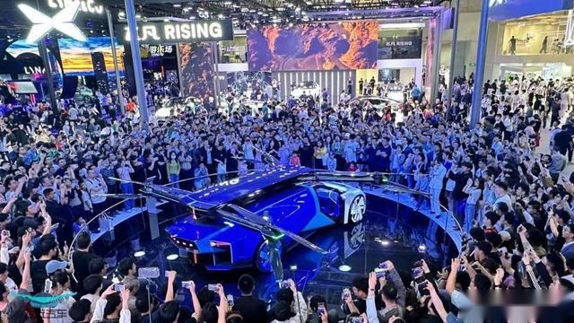 陸空一體式和三體式復(fù)合翼飛行汽車  未來低空出行新選擇