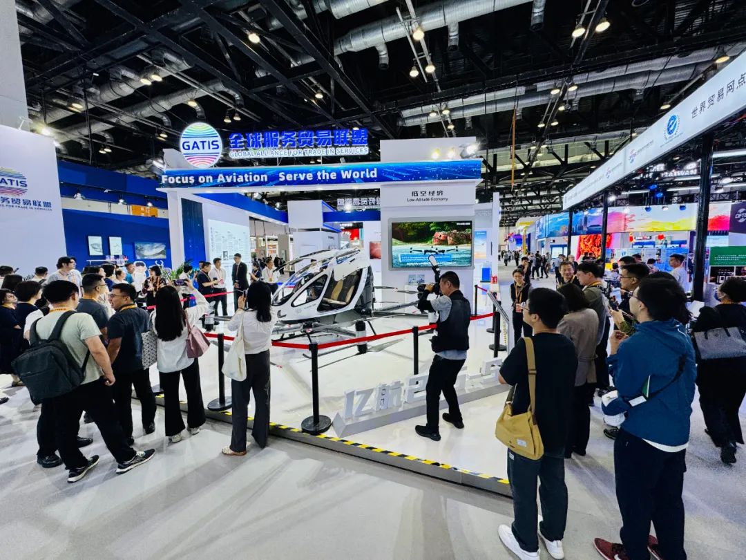 億航智能EH216-S 亮相北京服貿(mào)會(huì),引爆全球低空經(jīng)濟(jì)新服務(wù)消費(fèi)(圖3)