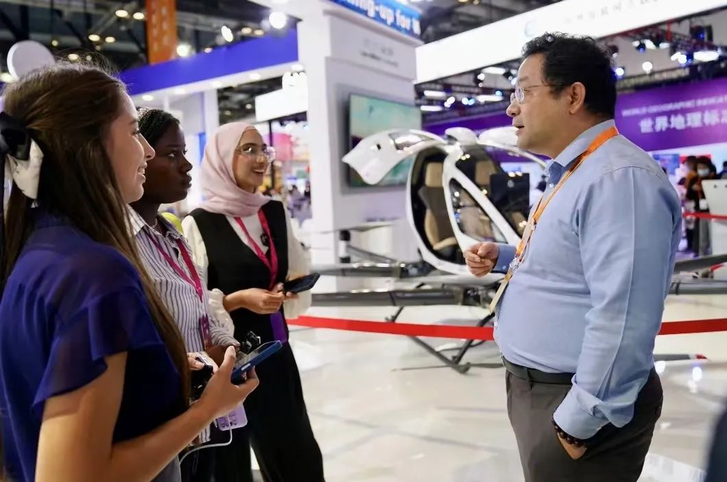 億航智能EH216-S 亮相北京服貿(mào)會(huì),引爆全球低空經(jīng)濟(jì)新服務(wù)消費(fèi)(圖2)