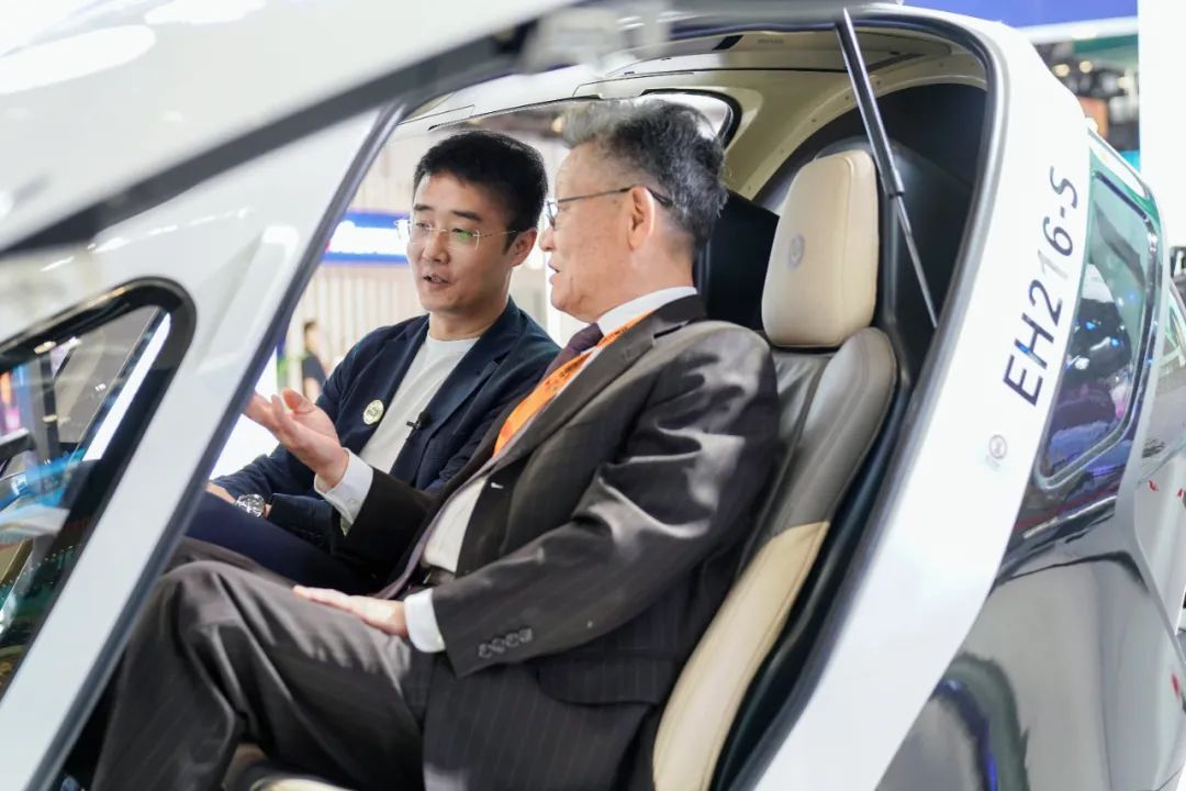 億航智能EH216-S 亮相北京服貿(mào)會(huì),引爆全球低空經(jīng)濟(jì)新服務(wù)消費(fèi)(圖4)