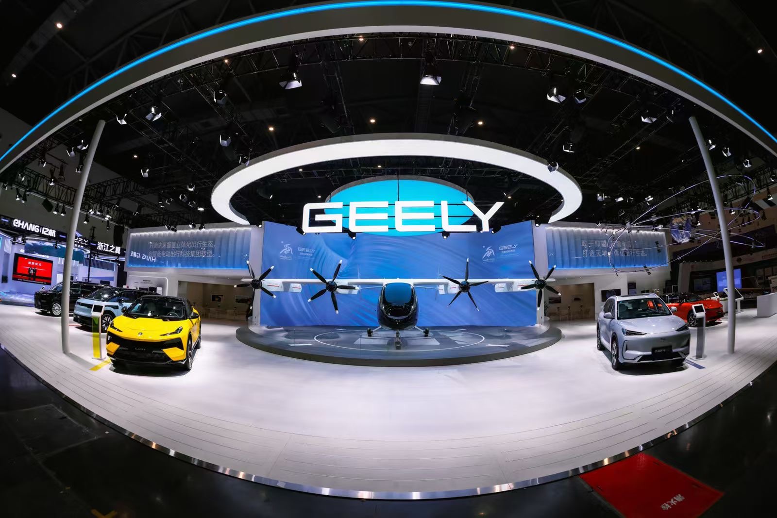 第三屆全球數(shù)字貿(mào)易博覽會上，吉利沃飛長空“飛行汽車”AE200亮相(圖2)