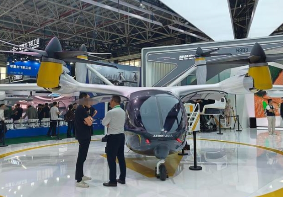 一飛沖天！車企航展競相搶灘低空經(jīng)濟(jì)，2026 年萬億市場可期