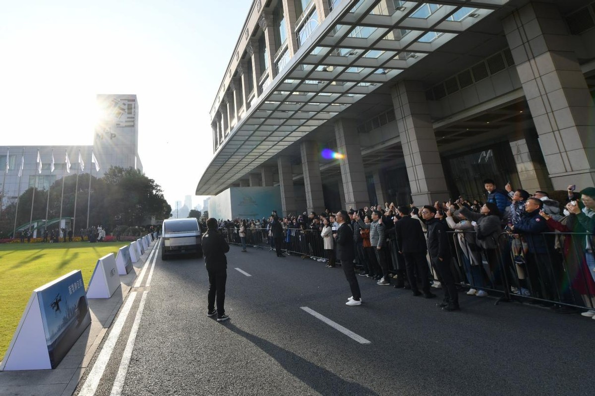 飛行汽車上海首飛！小鵬匯天 “陸地航母”飛越陸家嘴(圖4)
