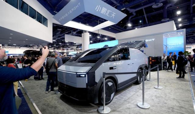 小鵬匯天“陸地航母”飛行汽車海外首秀，計(jì)劃2026年量產(chǎn)交付(圖3)