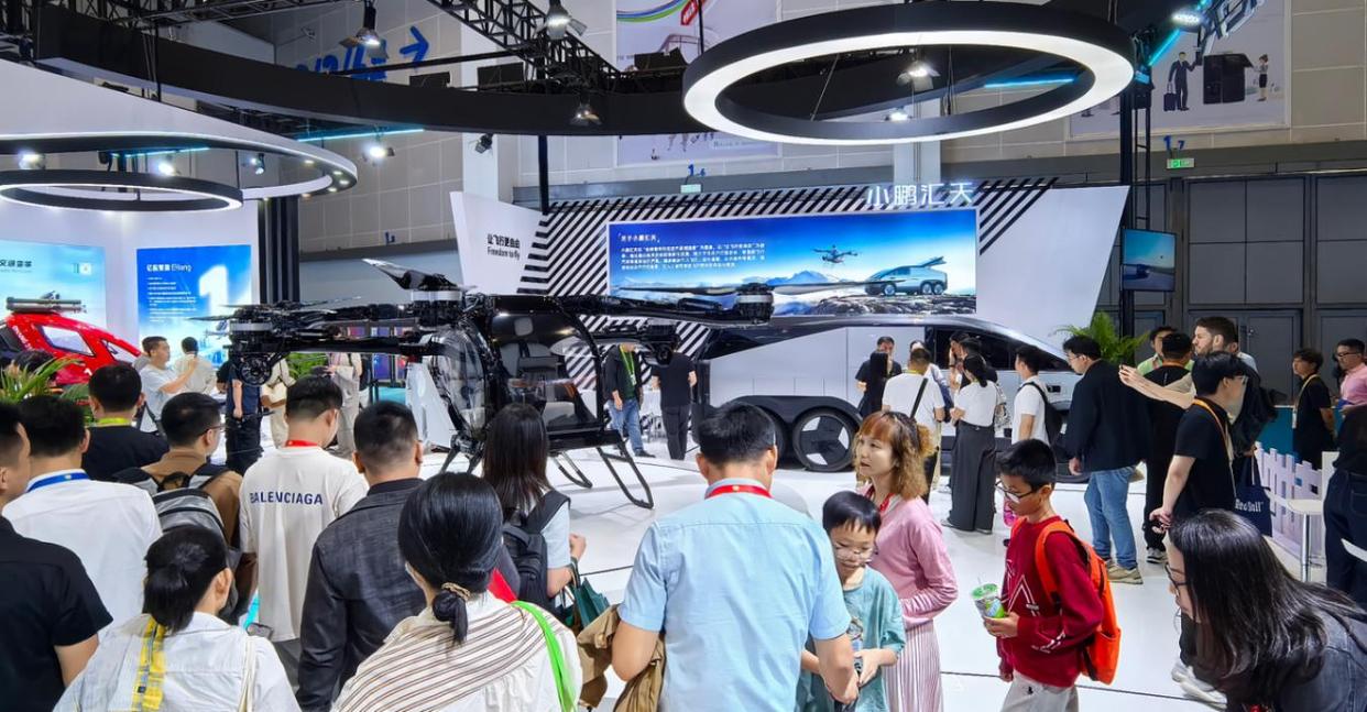 小鵬匯天“陸地航母”亮相消博會(huì) 助力培育低空經(jīng)濟(jì)萬(wàn)億級(jí)消費(fèi)市場(chǎng)(圖1)