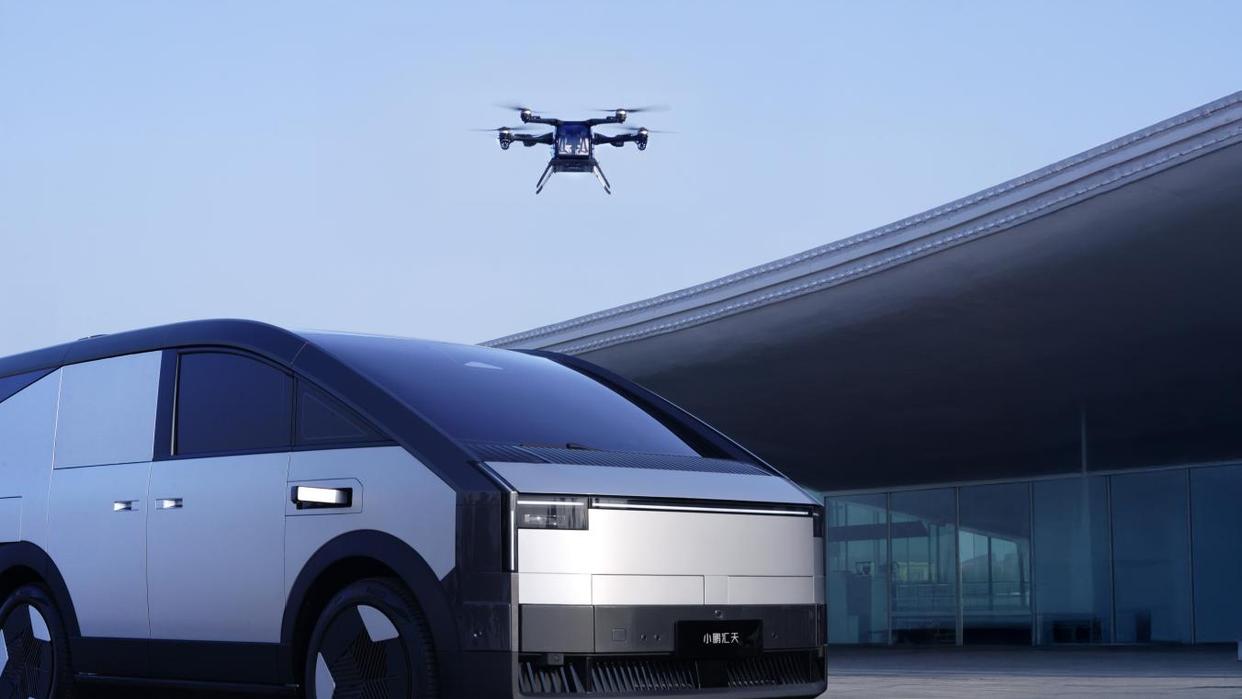 小鵬匯天“陸地航母”亮相消博會(huì) 助力培育低空經(jīng)濟(jì)萬(wàn)億級(jí)消費(fèi)市場(chǎng)(圖6)