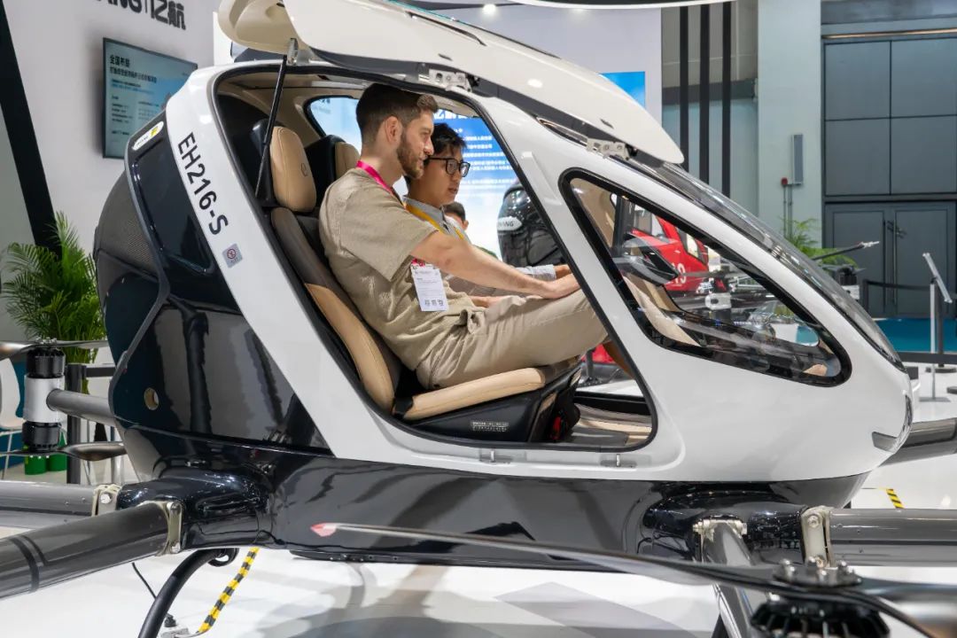 億航智能EH216家族亮相消博會，以商業(yè)運營驅(qū)動低空經(jīng)濟新質(zhì)消費力(圖7)