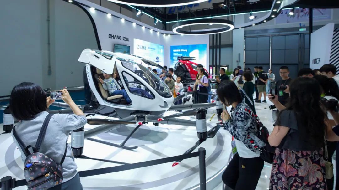 億航智能EH216家族亮相消博會，以商業(yè)運營驅(qū)動低空經(jīng)濟新質(zhì)消費力(圖6)