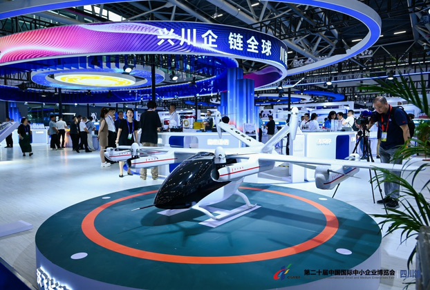 沃飛長(zhǎng)空新一代eVTOL飛行器AE200（1:4等比例縮?。┠Ｐ土料嘀胁?huì)