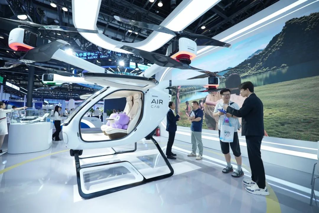 第十七屆交通展上，廣汽高域展出的飛行汽車GOVY AirCab憑創(chuàng)新技術成為焦點(圖6)