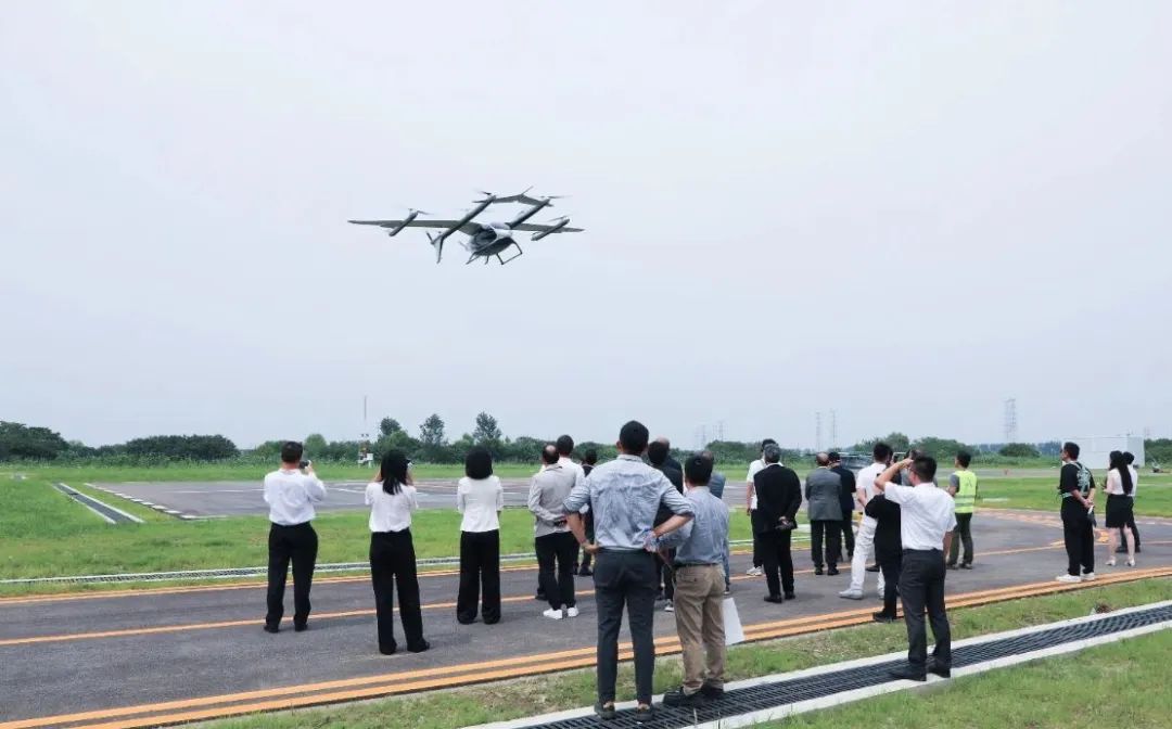 阿聯(lián)酋民航總局局長(zhǎng)一行到訪峰飛航空調(diào)研交流