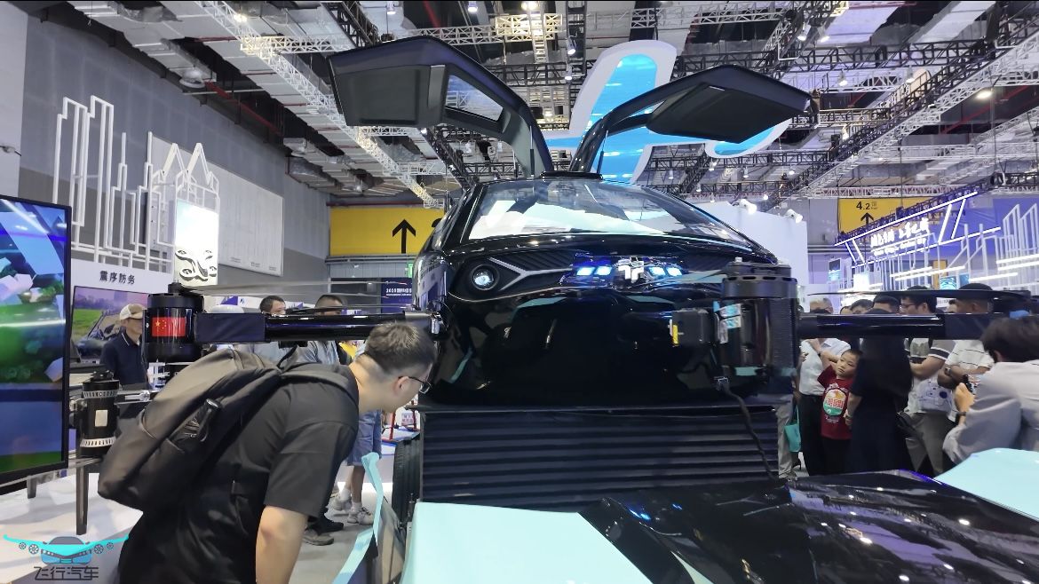 南京天路分體式飛行汽車亮相2025國(guó)際低空經(jīng)濟(jì)博覽會(huì)