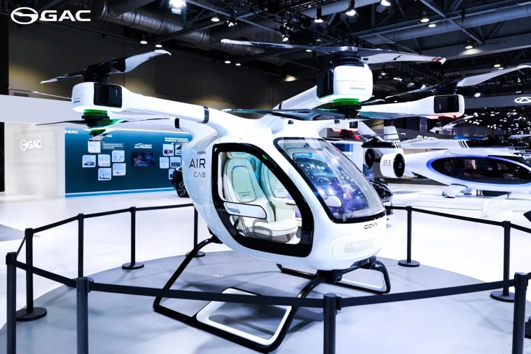 廣汽在低空經(jīng)濟(jì)領(lǐng)域已取得顯著進(jìn)展，旗下?lián)碛袕?fù)合翼和多旋翼兩款飛行汽車(圖1)
