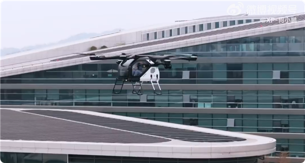 年會名場面！何小鵬坐飛行汽車降落年會現(xiàn)場 高顏值美女司機(jī)全程護(hù)航(圖2)